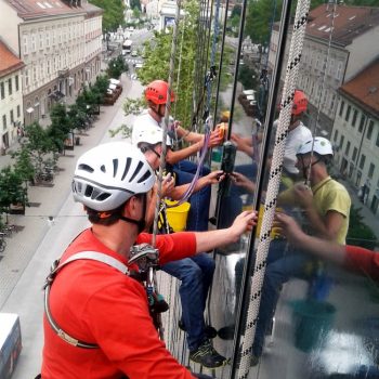 klif_dela_na_visini_kdo_smo